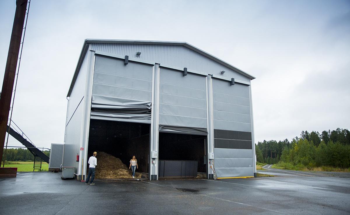 Bigros egen lagerhall med flis som används som biobränsle för uppvärmning av växthusen